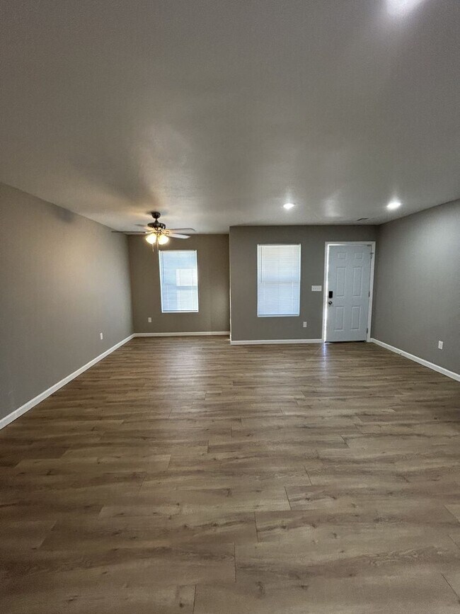 Building Photo - 716 Columbus St