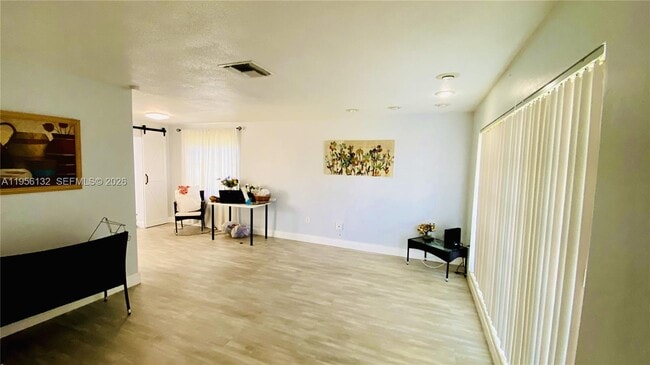 Foto del edificio - 6810 NW 28th St