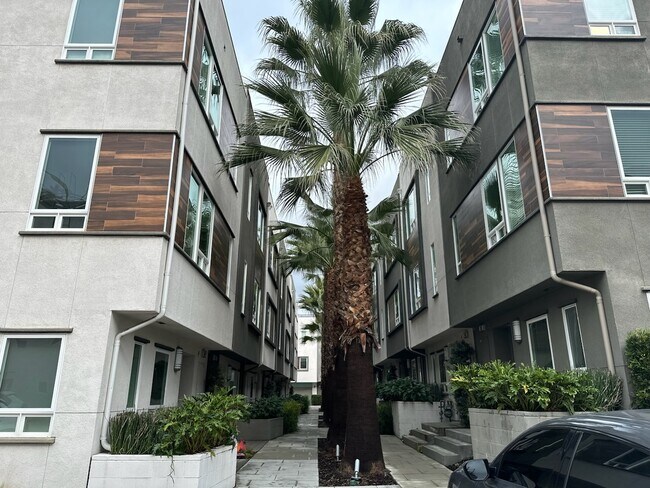 Building Photo - 654 N Gramercy Plz