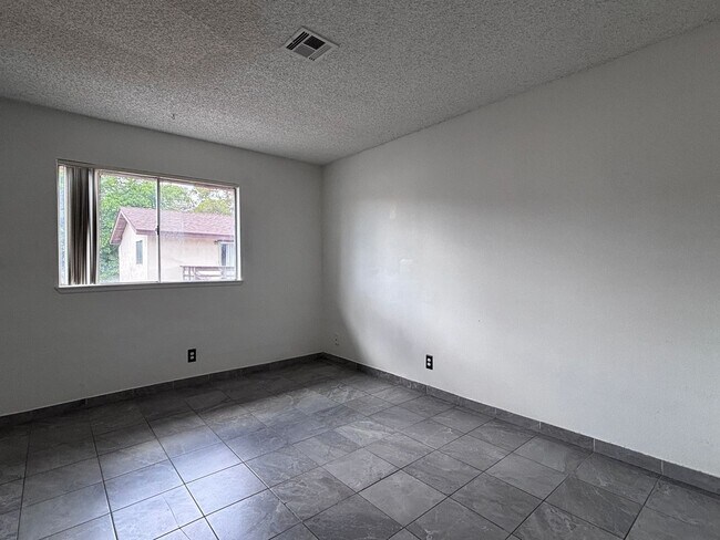 Foto del edificio - Great 2 bedroom 1 bath condo with a Covered Parking outdoor patio and in great Condition!