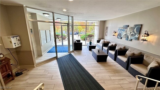 Building Photo - 6000 Nob Hill Dr