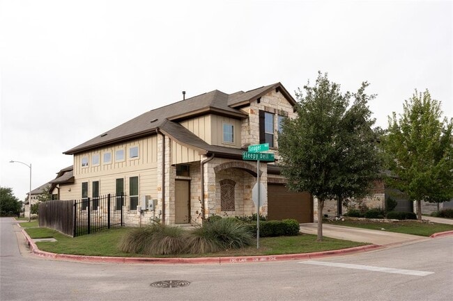 Building Photo - 901 Sleepy Dell Ln