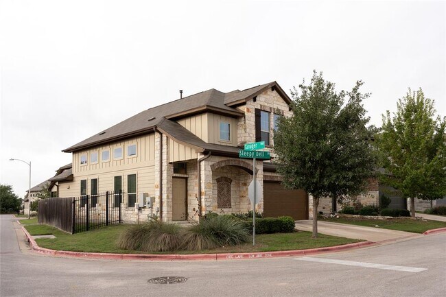 Foto del edificio - 901 Sleepy Dell Ln