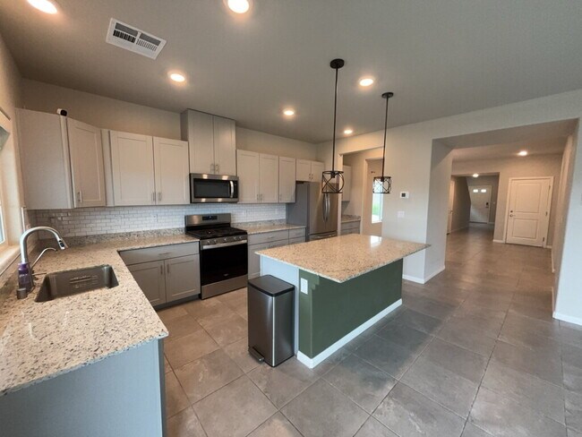 Foto del edificio - Gorgeous 5 Bedroom home!