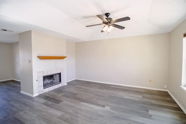 Foto del edificio - 5742 Dartmouth Dr