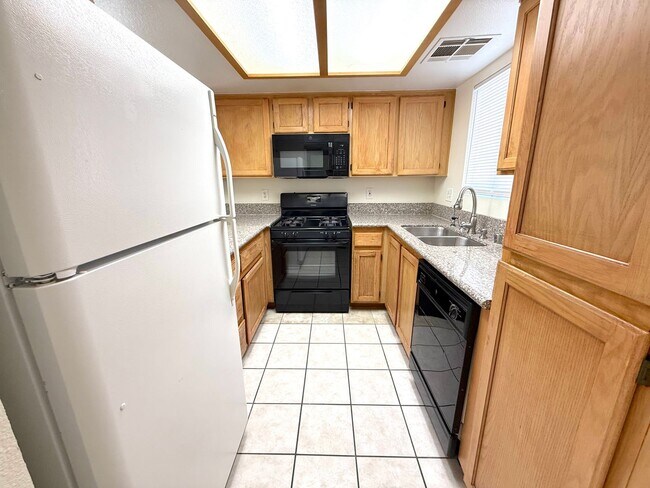 Foto del edificio - 7100 W Pirates Cove Rd