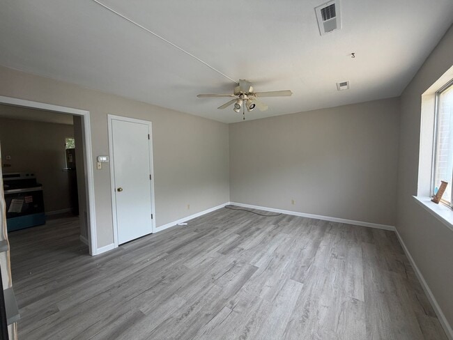 Building Photo - 825 Kerns Ave SW