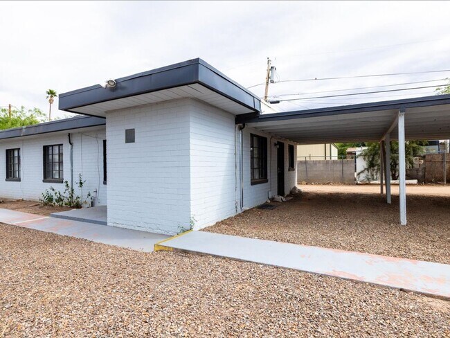 Building Photo - 2116 N Forgeus Ave