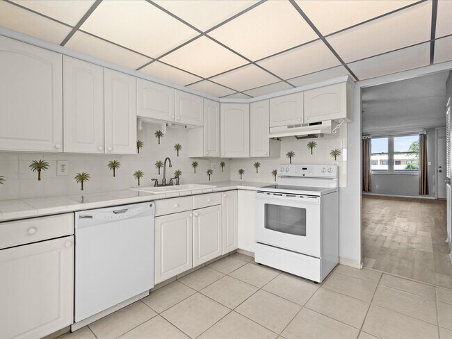Kitchen - 4915 Bay St NE