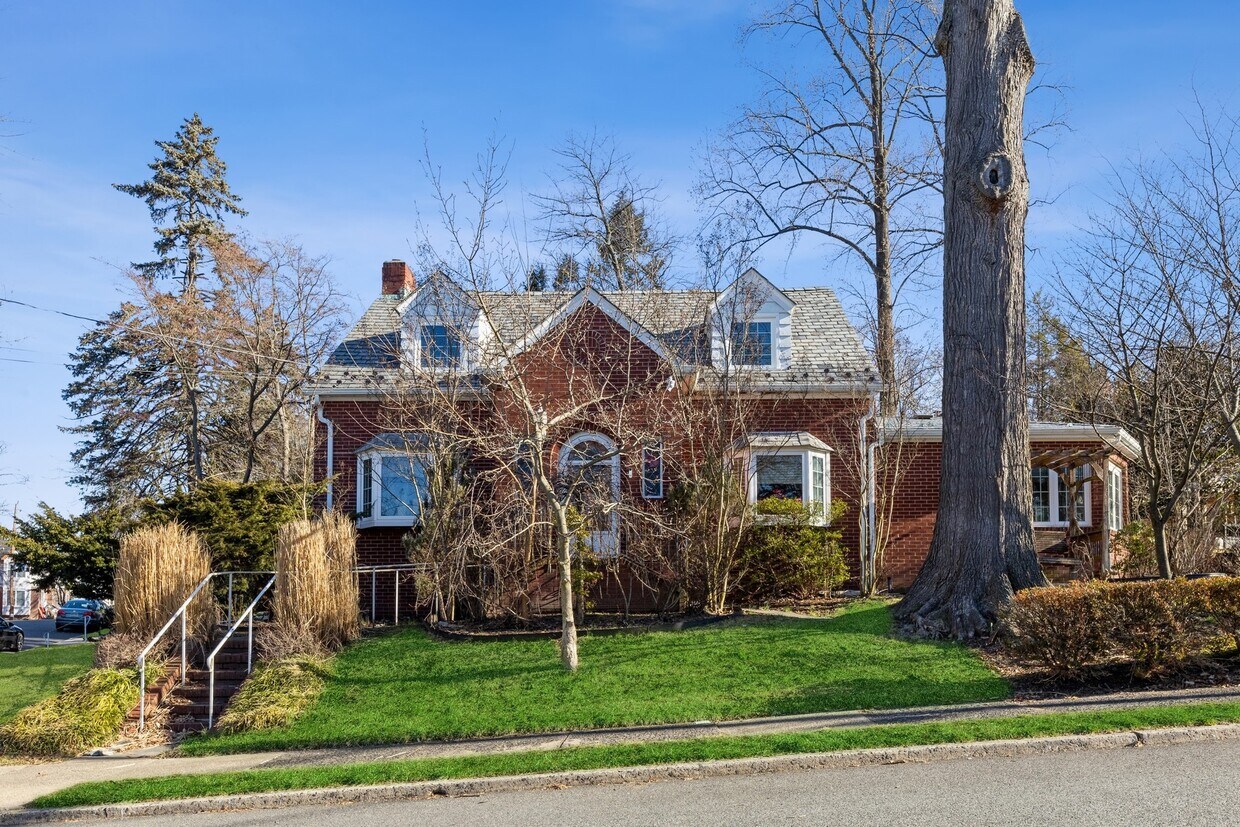 Primary Photo - 139 Edgemont Pl