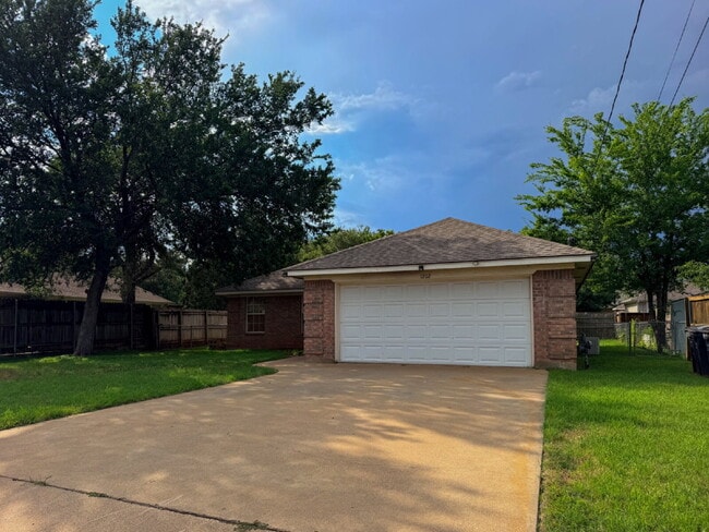 Building Photo - 3 Bedroom, 2 Bath Home in Cleburne, TX!