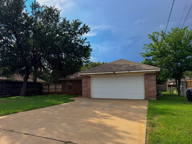 Foto del edificio - 3 Bedroom, 2 Bath Home in Cleburne, TX!