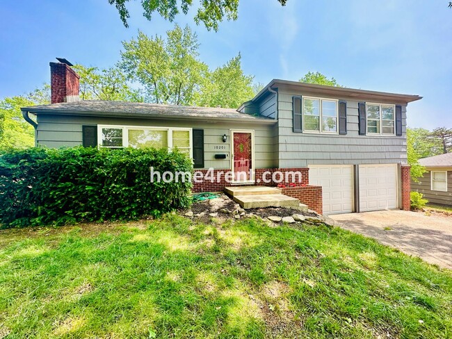 Foto del edificio - Three Bedroom Home in Overland Park w/ Wood Floors, Finished Basement, and a Fenced Yard!