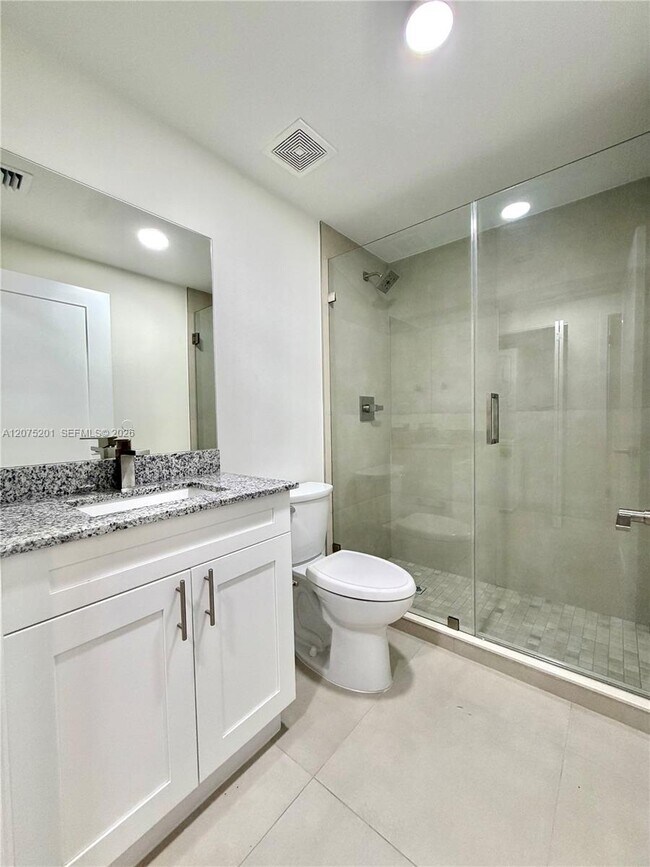 Foto del edificio - 310 E 7th St