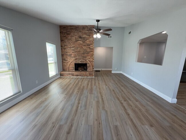 Building Photo - 8917 Vernon Dr