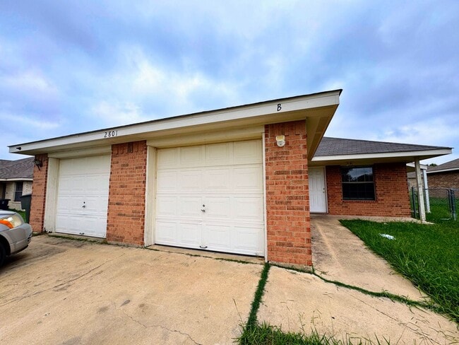 Building Photo - 2801 Alma Dr