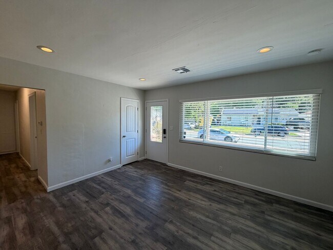 Foto del edificio - Spacious 4BR Single-Story Home with Paid Solar & Fenced Yard in La Mesa