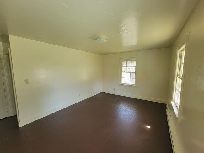 Building Photo - 2 Bedroom 1 Bathroom