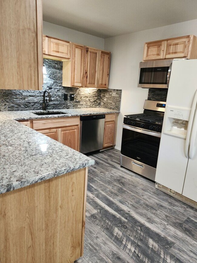 Building Photo - 4 bed 2 bath plus office