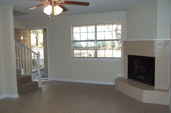 Foto del edificio - 2440 Ramblewood Ct