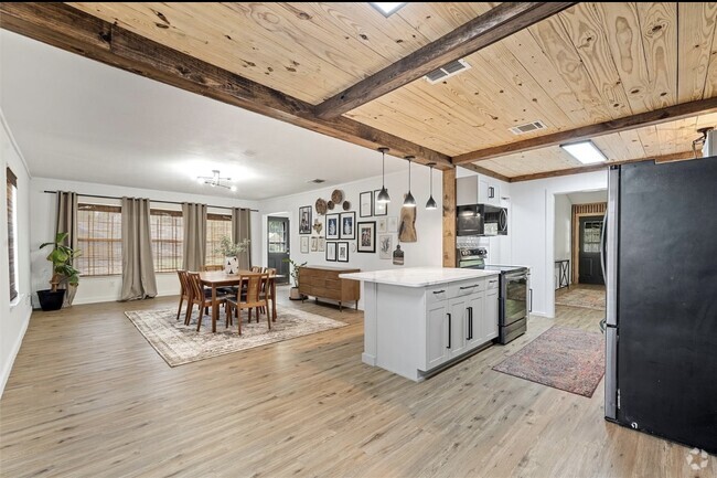 Building Photo - 605 Rolling Hills Dr