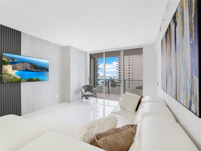 Building Photo - 1300 Brickell Bay Dr