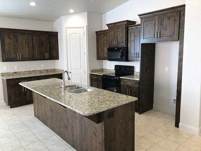 Building Photo - Beautiful like New 3 bedroom, 3 bath home ...