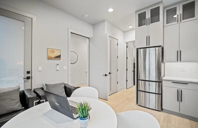 Building Photo - One bedroom apartment on Bend's SW side. E...