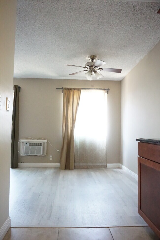Dining Area - 2852 Sawtelle Blvd