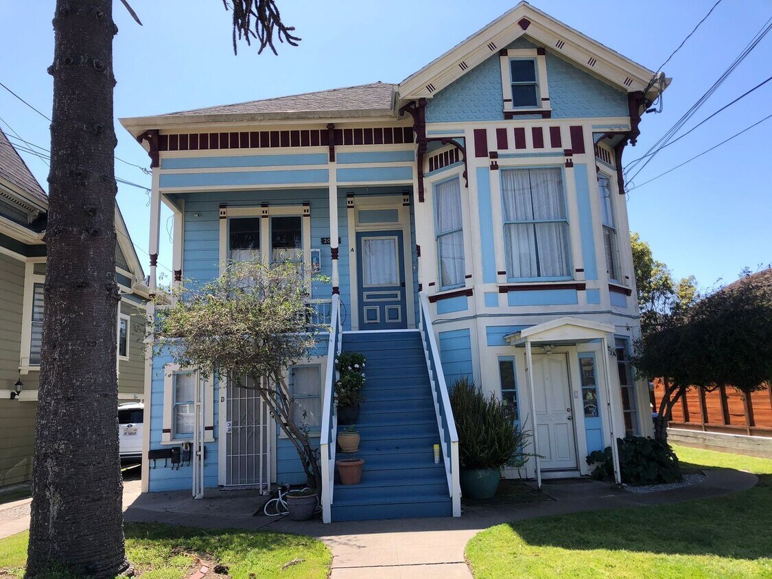 Primary Photo - 2036 Encinal Ave