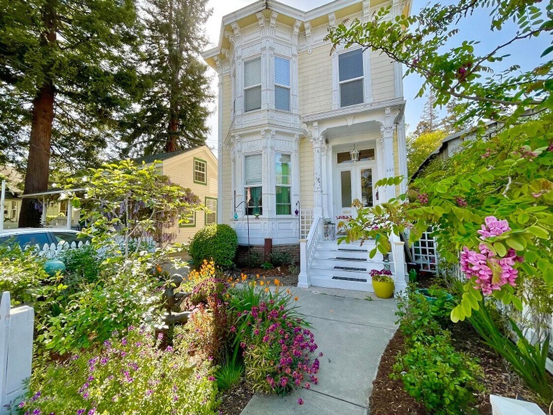 Primary Photo - 549 Brown St