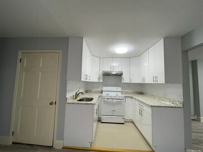 Building Photo - 99-11 37th Ave