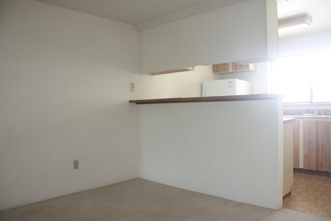 Foto del edificio - Top floor, 2drm, 2 full bath, open floor plan, pool, water, sewer, garbage included in rent