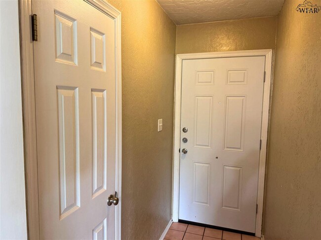 Building Photo - 4614 Trailwood Dr