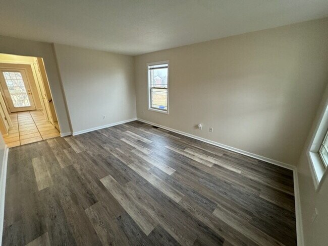 Building Photo - Charming 3 Bedroom Duplex