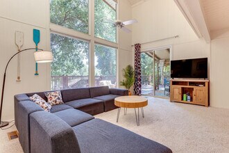 Building Photo - 2820 Greenway Dr