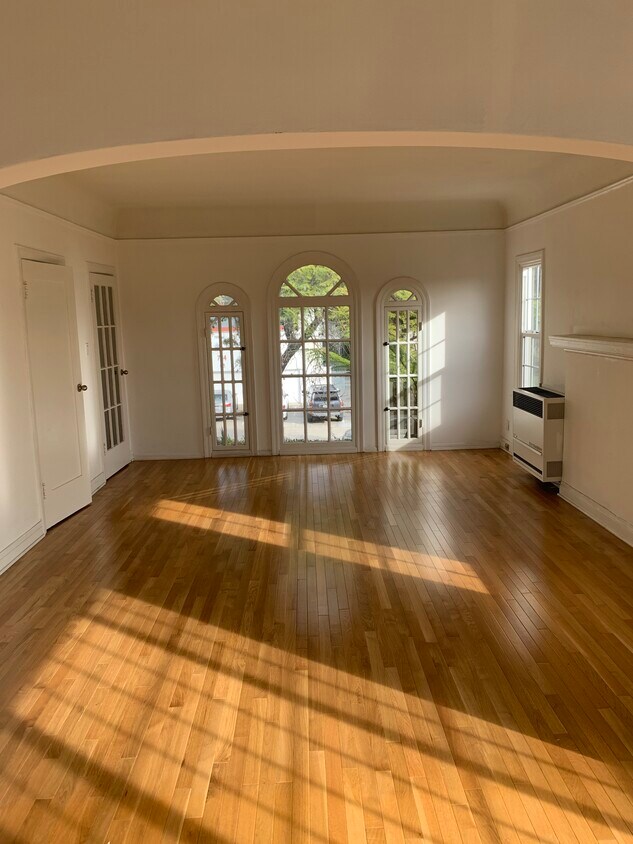Primary Photo - 735 N Hayworth Ave