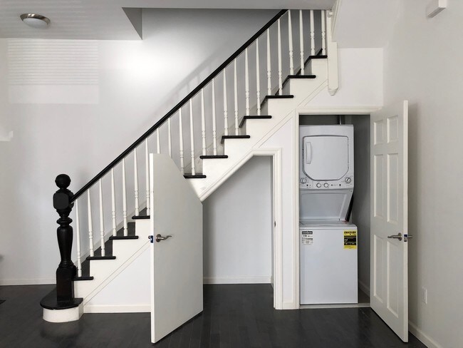 Building Photo - 631 Van Duzer St