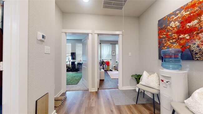 Foto del edificio - 8439 Berry Brush Ln