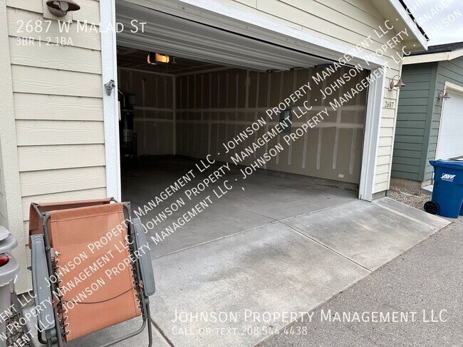 Building Photo - Contemporary Nearly New Townhome on the Bo...
