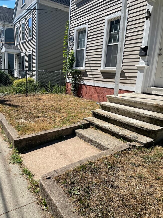 Building Photo - 189 Putnam St