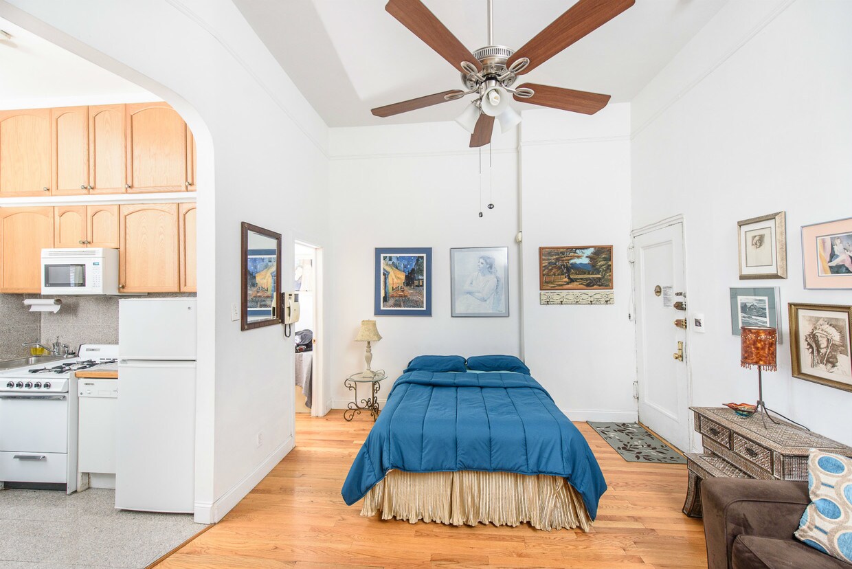 Foto principal - 244 Riverside Dr