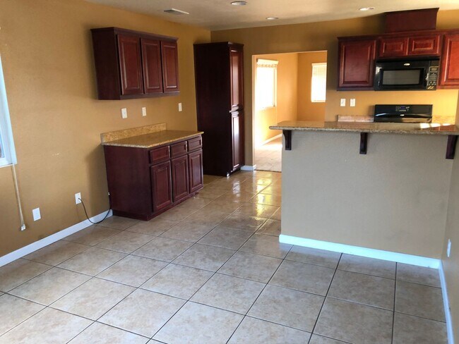 Foto del edificio - Three Bedroom Two Bathroom Two-Story Home for Rent