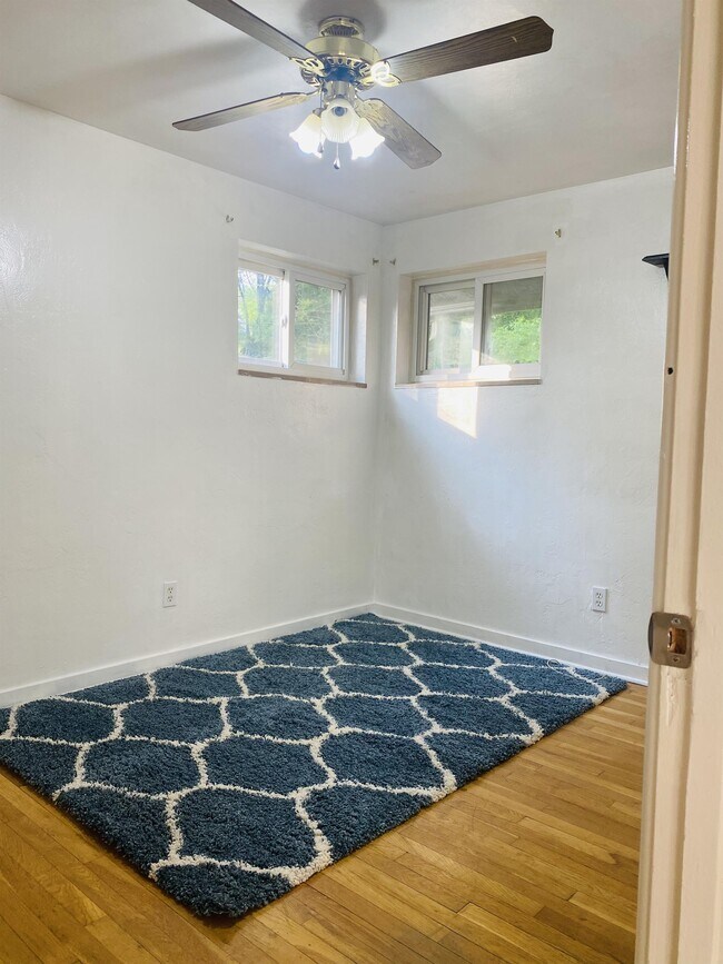 Building Photo - 428 Collins Dr