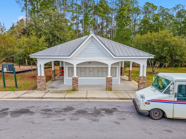 Foto del edificio - 3 Bedroom End Unit with a Lake View!!