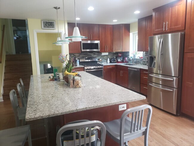 Building Photo - 322 Beverly Dr