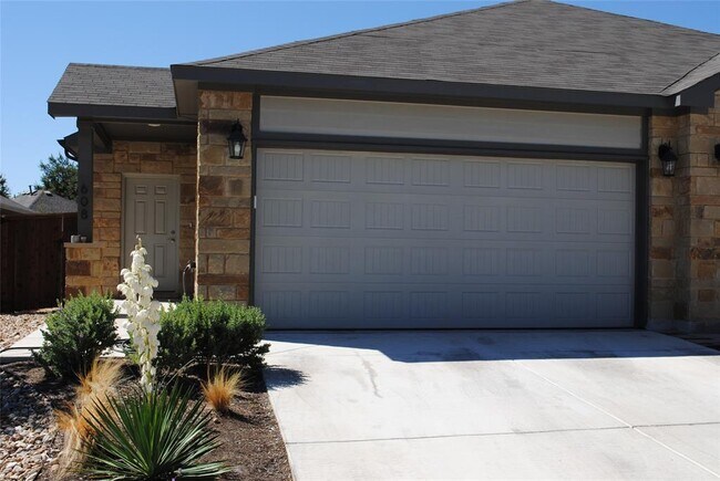 Building Photo - 608 Parkline Dr