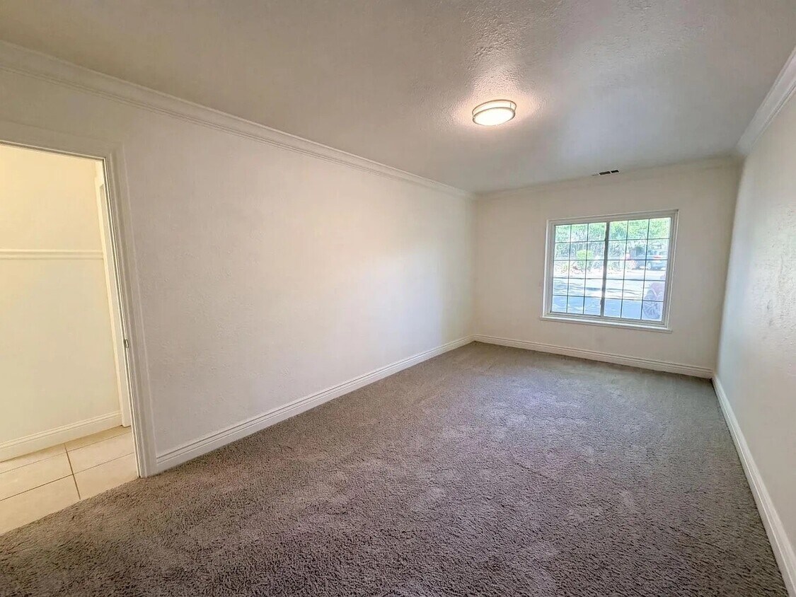 Foto del edificio - 1039 Highland Crest Cir