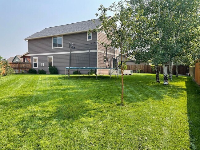 Building Photo - Single Family Home - Fenced in Yard - Pet ...