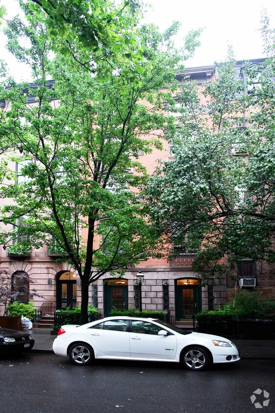 Foto del edificio - 451 W 22nd St
